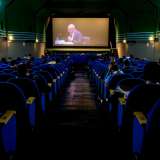 Entriamo, per ammirare le 332 poltroncine blu poste davanti allo schermo che proietta pi� che altro film di seconda visione